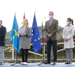 Su Alteza Real la Princesa de Asturias, dirige unas palabras al público asistente con motivo de la elección de Somao como Pueblo Ejemplar de Asturias 