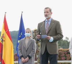 Su Majestad el Rey acompañado de Su Majestad la Reina, Sus Altezas Reales la Princesa de Asturias y la Infanta Doña Sofía, dirige unas palabras a los 