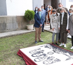 Sus Majestades los Reyes, Sus Altezas Reales la Princesa de Asturias y la Infanta Doña Sofía contemplan las alfombras de sal de colores que han elabor