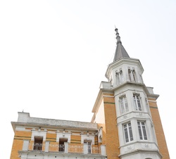 Sus Majestades los Reyes y Sus Altezas Reales La Princesa de Asturias y La Infanta Doña Sofía acceden a la Casa de la Torre o Casa Amarilla en Somao (