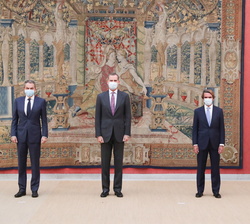 Su Majestad el Rey junto a los expresidentes del Gobierno, Mariano Rajoy, José Luis Rodríguez Zapatero y José María Aznar