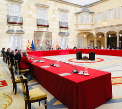 Su Majestad el Rey junto a los asistentes a la reunión en el Patio de los Borbones