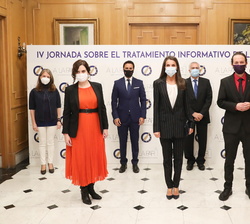 Su Majestad la Reina acompañada de las autoridades y organizadores del evento