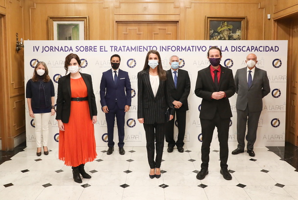 Su Majestad la Reina acompañada de las autoridades y organizadores del evento