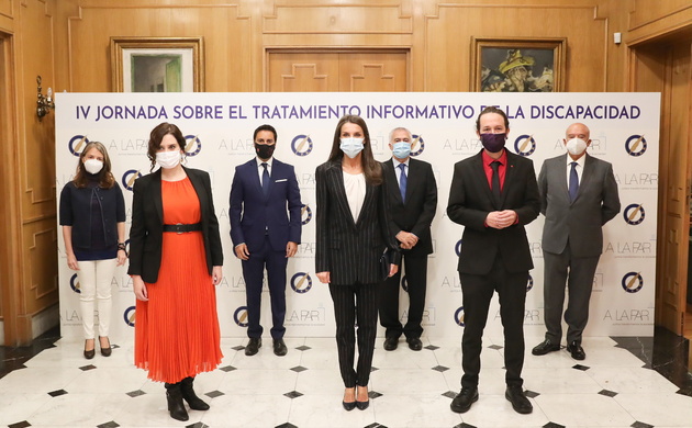 Su Majestad la Reina acompañada de las autoridades y organizadores del evento