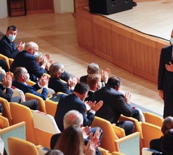 Don Felipe tras su intervención en la clausura del XIX Congreso de CEDE