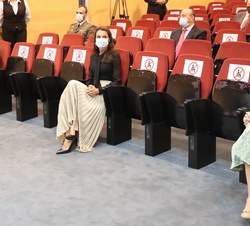 Su Majestad la Reina acompañada por la ministra de Industria, Comercio y Turismo, en primera fila de asientos del auditorio del Ministerio