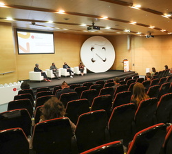 Vista general del auditorio durante la celebración de la Mesa Redonda “La crisis sanitaria provocada por la pandemia COVID-19: un punto de refle