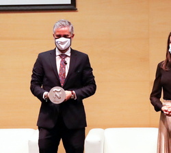 Su Majestad la Reina tras entregar el Premio Nacional a la mejor Industria de Complementos o Accesorios de Moda a Mixer&Pack, recogió el premio Ag