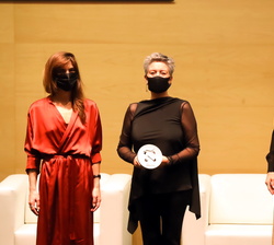 Su Majestad la Reina tras entregar el Premio Nacional a la mejor Industria del Calzado a Mila y Pedro García, recogió el premio Mila García, consejera