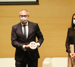 Su Majestad la Reina tras entregar el Premio Nacional a las industrias de Cabecera a Hilaturas Ferré, recogió el premio Alfredo Ferré, presidente y co