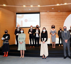 Fotografía de grupo de Su Majestad la Reina con las autoridades y los galardonados
