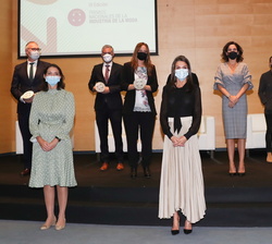 Fotografía de grupo de Su Majestad la Reina con las autoridades y los galardonados