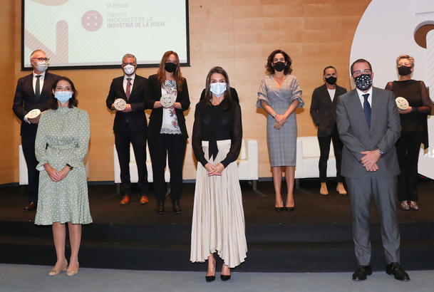 Fotografía de grupo de Su Majestad la Reina con las autoridades y los galardonados