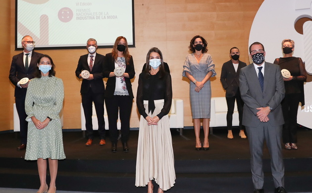 Fotografía de grupo de Su Majestad la Reina con las autoridades y los galardonados