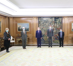 Su Majestad el Rey junto a una representación de la Junta de Gobierno del Ateneo de Madrid