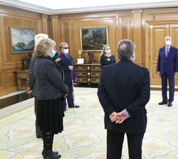 Don Felipe conversa con los asistentes a la audiencia