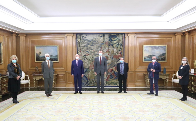 Su Majestad el Rey junto a una representación de la Junta de Gobierno del Ateneo de Madrid