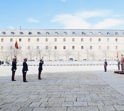 Novedades a Su Majestad el Rey por el oficial que manda la Compañía de la Guardia Real que rinde honores