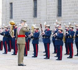 Don Felipe saluda a la bandera durante la revista a la Compañía de la Guardia Real