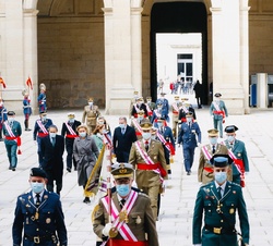 Su Majestad el Rey en el cortejo procesional que atraviesa el Patio de Reyes para dirigirse a la Basílica