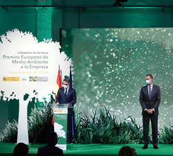 Su Majestad el Rey acompañado por la vicepresidenta cuarta y ministra para la Transición Ecológica y el Reto Demográfico durante la bienvenida del per