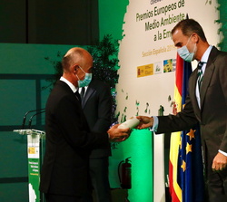 Su Majestad el Rey entrega el premio en la categoría de Gestión en Accésit para mediana y gran empresa al presidente de Ferrovial, Rafael del Pino