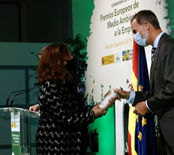 Su Majestad el Rey entrega el premio en la categoría de Gestión en Accésit para mediana y gran empresa a la presidenta de El Corte Ingles, Marta Álvar