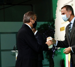 Su Majestad el Rey entrega el premio en la categoría de Gestión en ganador mediana y gran empresa al presidente ejecutivo de Naturgy, Francisco Reynés