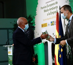 Su Majestad el Rey entrega el premio en la categoría de Gestión en ganador pequeña y micro empresa al administrador de Tecnoresiduos R3, José Manuel D