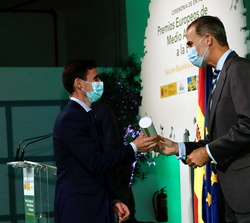 Su Majestad el Rey entrega el premio en la categoría de Producto/Servicio en Accésit al director de Desarrollo de Nuevos Productos de Smurfit Kappa Sa
