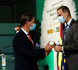 Su Majestad el Rey entrega el premio en la categoría de Producto/Servicio en Accésit al director de Salud y Sostenibilidad y director general de la Fu