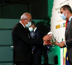 Su Majestad el Rey entrega el premio en la categoría de Producto/Servicio en ganador mediana y gran empresa al director general de FCC Medio Ambiente,