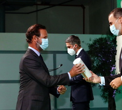 Su Majestad el Rey entrega el premio en la categoría de Cooperación Empresarial Internacional en ganador mediana y gran empresa al vicepresidente de A