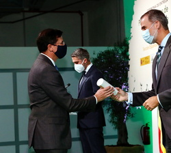 Su Majestad el Rey entrega el premio en la categoría de Empresa y Biodiversidad en Accésit para mediana y gran empresa al director general de Relacion
