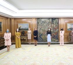 Su Majestad la Reina junto a la Junta Directiva de la Asociación “Women in a Legal World (WLW)”