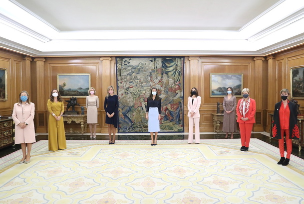 Su Majestad la Reina junto a la Junta Directiva de la Asociación “Women in a Legal World (WLW)”