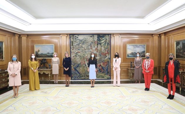 Su Majestad la Reina junto a la Junta Directiva de la Asociación “Women in a Legal World (WLW)”