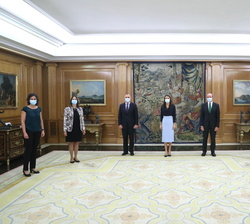 Su Majestad la Reina junto al grupo de trabajo de las Entidades Creadores de la “Cátedra para la promoción de la mujer en vocaciones (STEM) en l