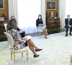 Su Majestad la Reina conversa con los asistentes a la audiencia