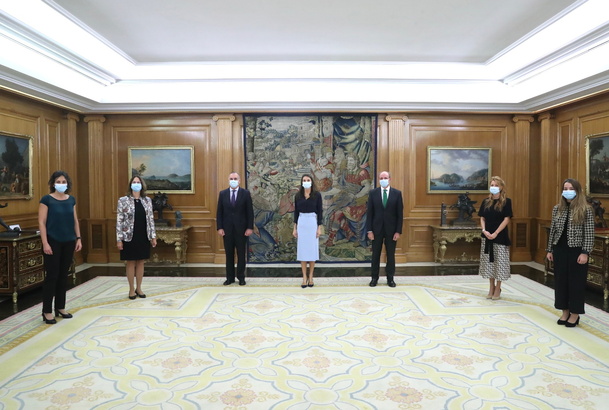 Su Majestad la Reina junto al grupo de trabajo de las Entidades Creadores de la “Cátedra para la promoción de la mujer en vocaciones (STEM) en l