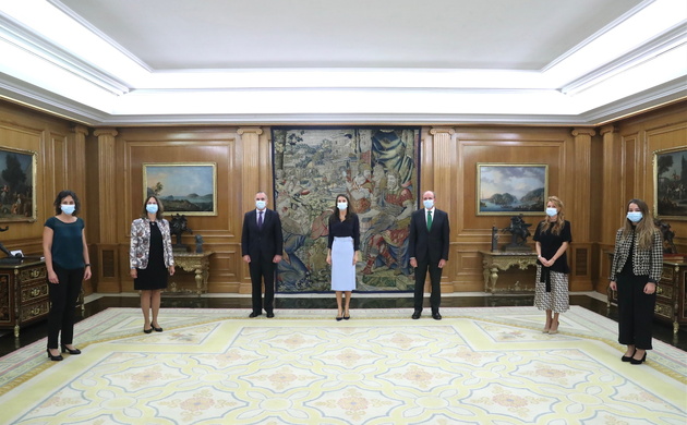 Su Majestad la Reina junto al grupo de trabajo de las Entidades Creadores de la “Cátedra para la promoción de la mujer en vocaciones (STEM) en la form