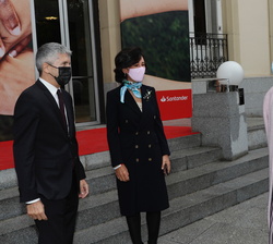 Su Majestad la Reina es recibida por el ministro del Interior, Fernando Grande-Marlaska y la presidenta del Grupo Santander, Ana Botín, a su llegada a