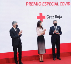Su Majestad la Reina tras la entrega del Premio Especial COVID a Cruz Roja Española
