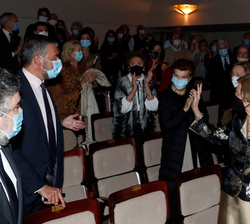 Doña Sofía saluda a los asistentes al concierto