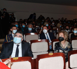 Doña Sofía ocupa su asiento en el patio de butacas