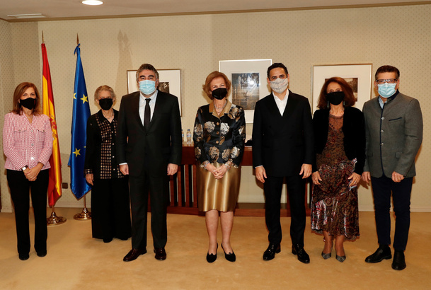 Fotografía de grupo de Doña Sofía junto a las autoridades y los artistas