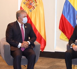 Su Majestad el Rey conversa con el Presidente de Colombia, Iván Duque
