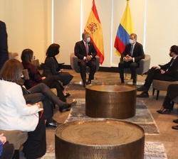 Su Majestad el Rey y el Presidente de Argentina, Alberto Fernández, acompañados por las delegaciones de ambos países durante su encuentro