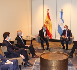 Su Majestad el Rey y el Presidente de Argentina, Alberto Fernández, acompañados por las delegaciones de ambos países durante su encuentro